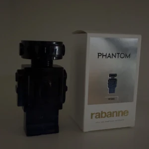 Phantom Intense Eau de Parfum - Phantom Intense från Rabanne kommer i en unik robotflaska och är en Eau de Parfum. Det är 50 ml flaska och 30 ml kvar ungefär. Pris kan diskuteras. skriv om du är intresserad 