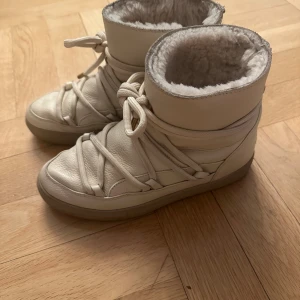 Inuikii skor - Söta cremevita vinterskor från inuikii, använda en vinter men är fortfarande i väldigt bra skick.