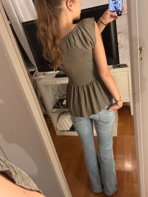 Grön/khaki volang blus💘 - Söt grön/khaki blus topp med hjärturingning och knyt! Oanvänd, från lager 157 men säljs inte längre😇