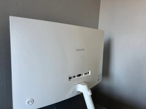 Samsung C27F591FDU 27" Curved Monitor - Stilren 27" Samsung C27F591FDU böjd skärm med HDMI, DP och VGA. Perfekt för arbete eller gaming. Vit baksida, inga synliga repor eller skador. Flera anslutningsmöjligheter och modern design. Fungerar utmärkt och är i mycket gott skick. Nypris ungefär 2500-3000kr. Enbart upphämtning, kan ej skickas på post!