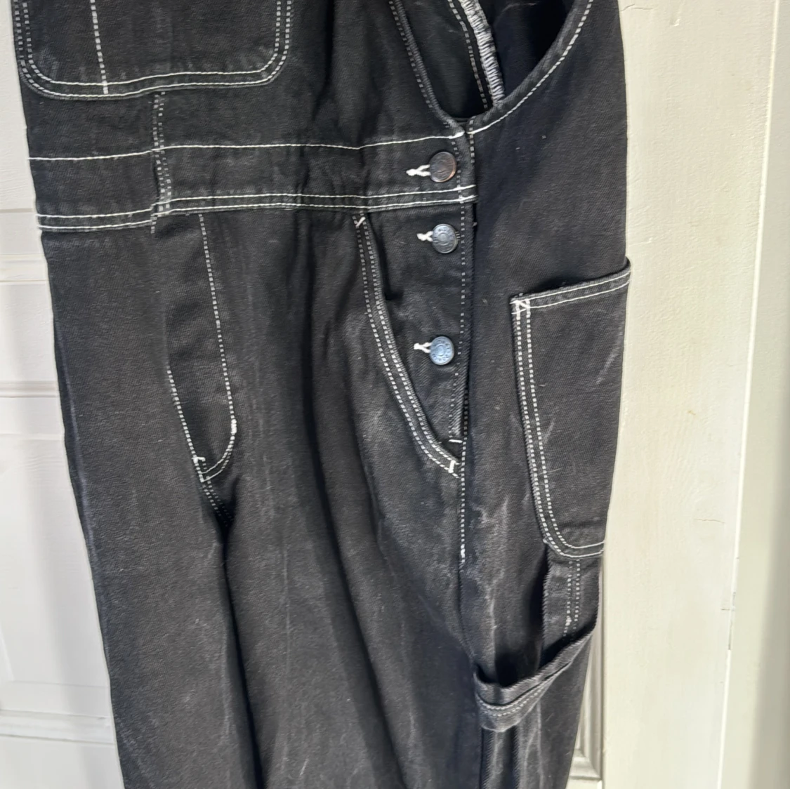 Svarta denim hängselbyxor från Monki - 4
