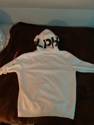Alpha industries hoodie - Säljer en hoodie från alpha den är varm och är mjuk inuti 