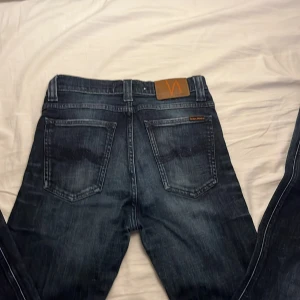 Nudie jeans 29/34 - Tja säljer ett par feta nudie jeans i storlek 29/34! Lite trasig vid knappen men inget som syns -skick 7/10- fråga på om du har frågor!!