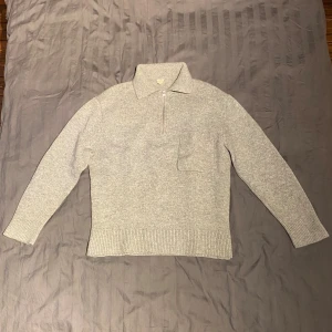 Arket stickad tröja  - Tröja från arket med krage och dragkedja. Snygg ficka i fram och gjord i tjockt stickat tyg. Skräddarsydd för att bli av med den boxiga passformen denna tröja har från början då den nu istället ger dig en figurnära passform runt midja och i nedre mudd samtidigt som den bibehåller originalbredden i axlelpartiet. Perfekt som ett casual plagg för den som ändå vill ha något lite mer unikt på sig. Bara att skriva vid funderingar ,            //Hugo