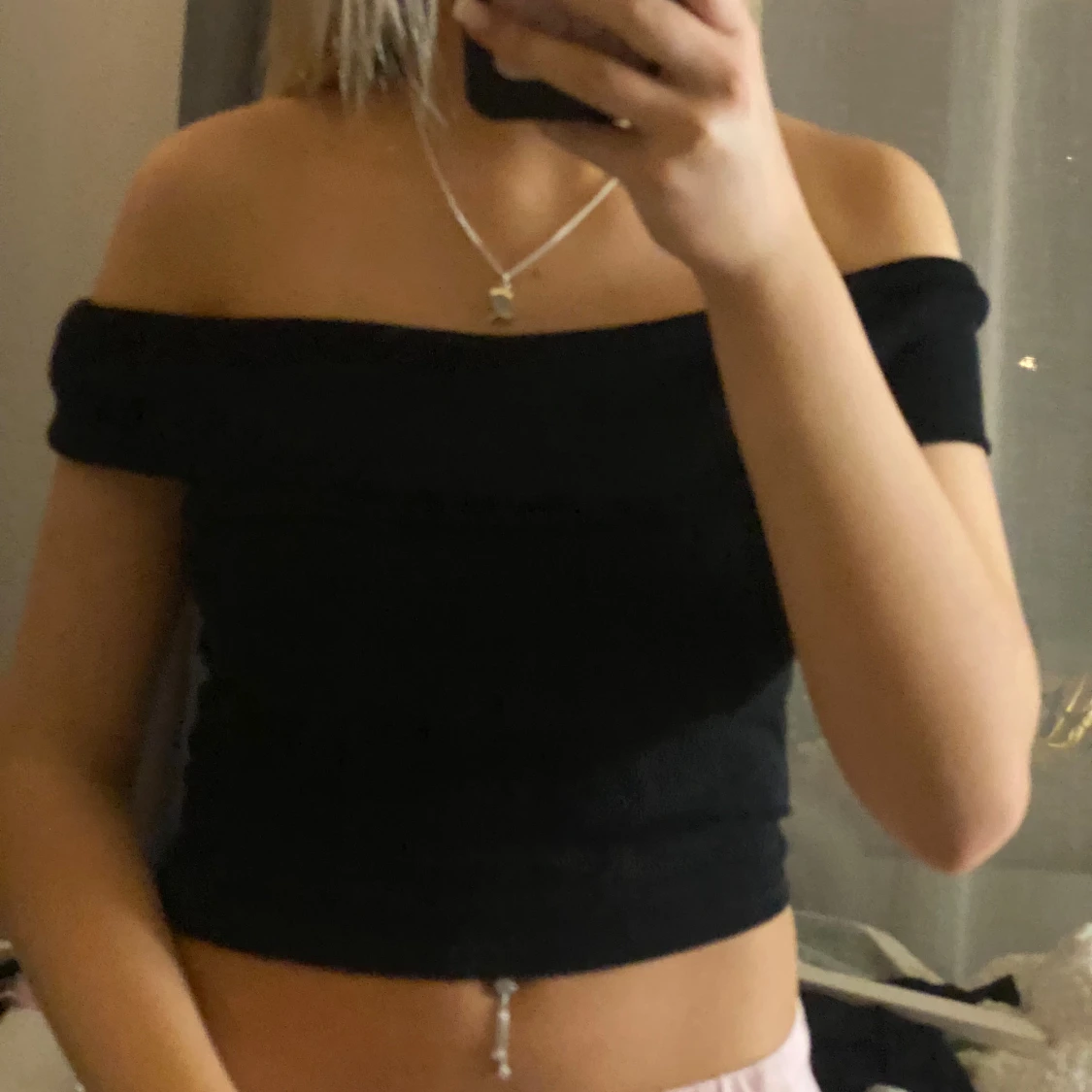 Svart offshoulder croppad topp