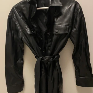 Mango jacka - En skinnjacka från mango i storleken xs, blivit skrynklig utav att hänga o inte användas men går att fixa!! Använd få tal gånger