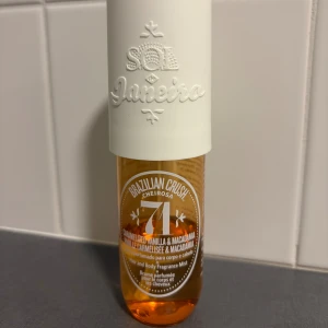 Sol de Janeiro Brazilian Crush Cheirosa 71 Mist - Fräsch doftmist för hår och kropp med inslag av karamelliserad vanilj och macadamia. Perfekt för dig som vill ha en söt och unik touch i vardagen. Enkel att ta med och använda när som helst. Mindre än halva flaskan kvar. Säljs pga kommer ej till användning.