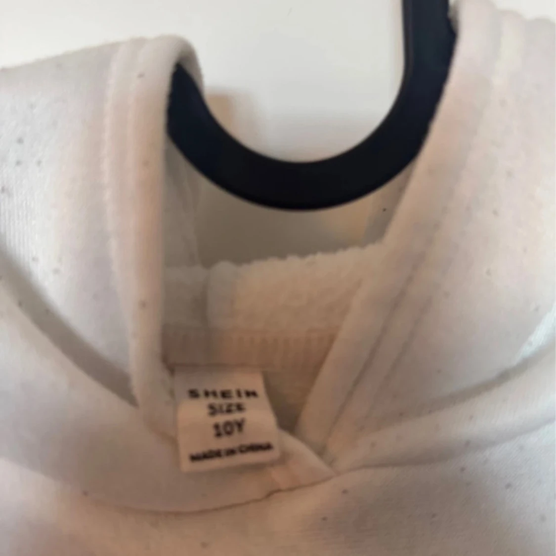 Vit hoodie med leopardmönster från SHEIN - 2