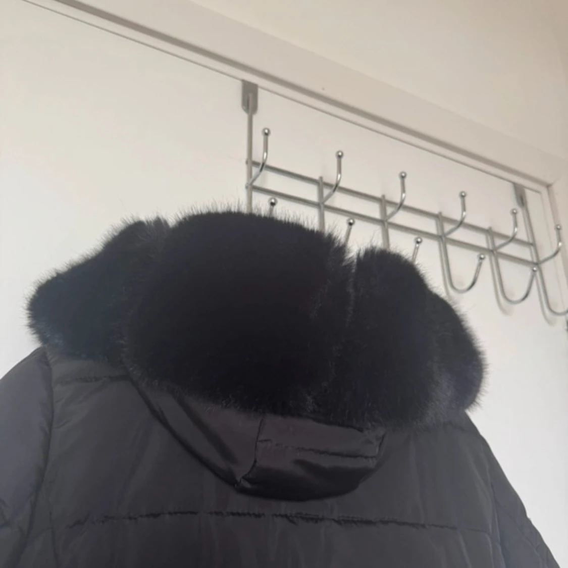 Svart pufferjacka med pälsdetaljer - 1