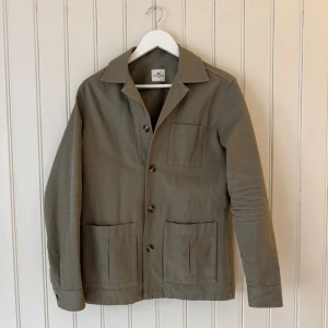 John Henric Overshirt - Tjenare! Säljer en otroligt fin och stilren overshirt ifrån märket John Henric. Den är i mycket bra skick (se liten fläck 3 bilden) och är i storlek S. Passar perfekt nu till hösten. Hör gärna av er vid frågor och funderin