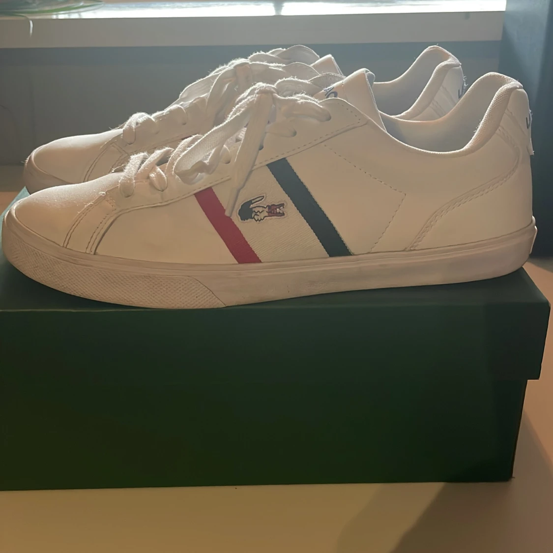 Vita Lacoste sneakers med röd och blå detalj - 2