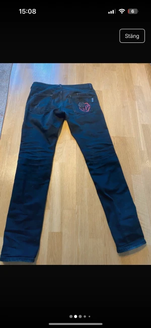 Svarta jeans från Philipp Plein - Säljer ett par svarta jeans från Philipp Plein med PP-logga på bakfickan. Storlek 31😊