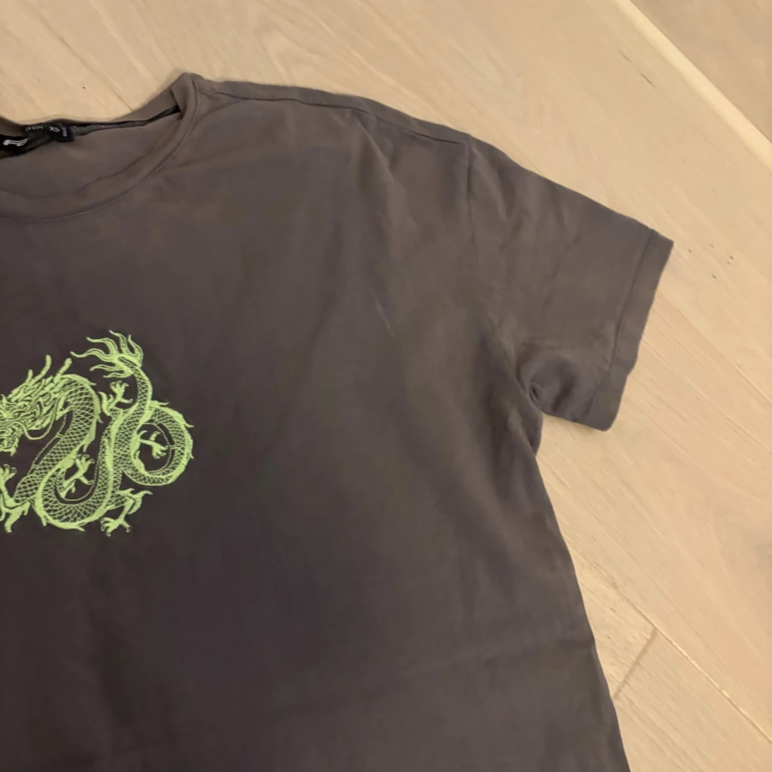 Grå t-shirt med neon draktryck - 2