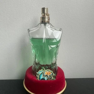 JPG Le Beau Paradise Garden - Tjena säljer en 125ml  JPG Le beau paradise garden, Mängd enligt bild, Köptes för 1400 i kicks, Kvitto kan visas vid intresse, går att köpa samples med