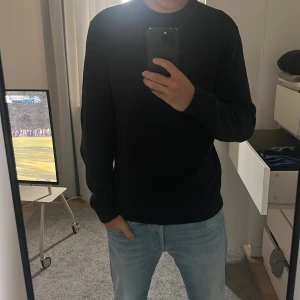 Mörk blå stickad tröja från Selected Homme - Selected homme mörk blå stickad tröja, bra kvalite, hör av er om ni har några frågor 