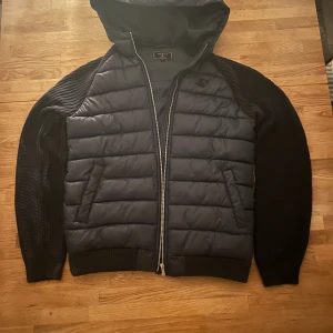 Marinblå Cardigan  - Snygg och mångsidig stickad cardiganjacka i mörkblått perfekt kombination av stil och komfort! Vadderad front som håller värmen och stickade, elastiska ärmar för rörlighet och modern look. Pris kan diskuteras!!