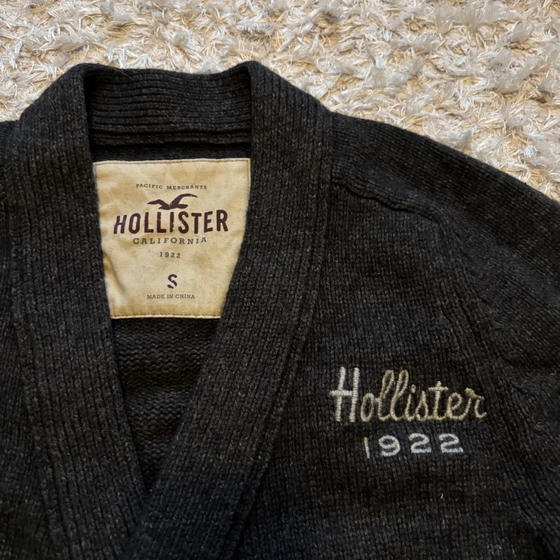 Mörkgrå stickad kofta/cardigan från hollister - 2