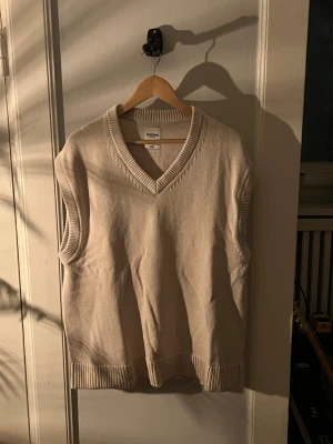 Stickad väst Dobber - Biege stickad väst från dobber. Sparsamt använd. Tung och skön kvalité.