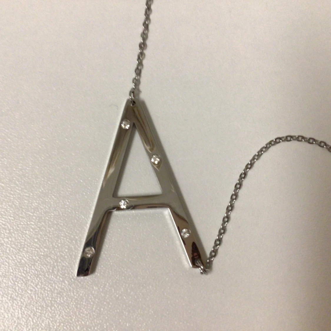 Silverhalsband med bokstav A från Ioaku - 1