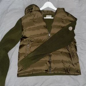 Grön moncler cardigan - Säljer denna fräscha gröna moncler cardigan, passar dig som vill sticka ut lite men ändå hålla en stilren outfit