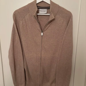 Bruun Stengade Cardigan - Tja! Säljer denna snygga Cardigan från Bruun Stengade i strl L, använd fåtal gånger och nypris ligger på 899kr, Lite mindte i strl så passar M. Hör av vid frågor!✌🏽