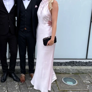 Balklänning  - Säljer 3 stycken likadana rosa klänningar. Denna är stl XXL, men den sitter som en L/XL. Det är inte den klänningen som är på bilden som säljs utan en oanvänd med lappen och bandet kvar. Beställde 3 olika storlekar därav 3 av samma. Den är oanvänd och i nyskick, nypris är 1300💗