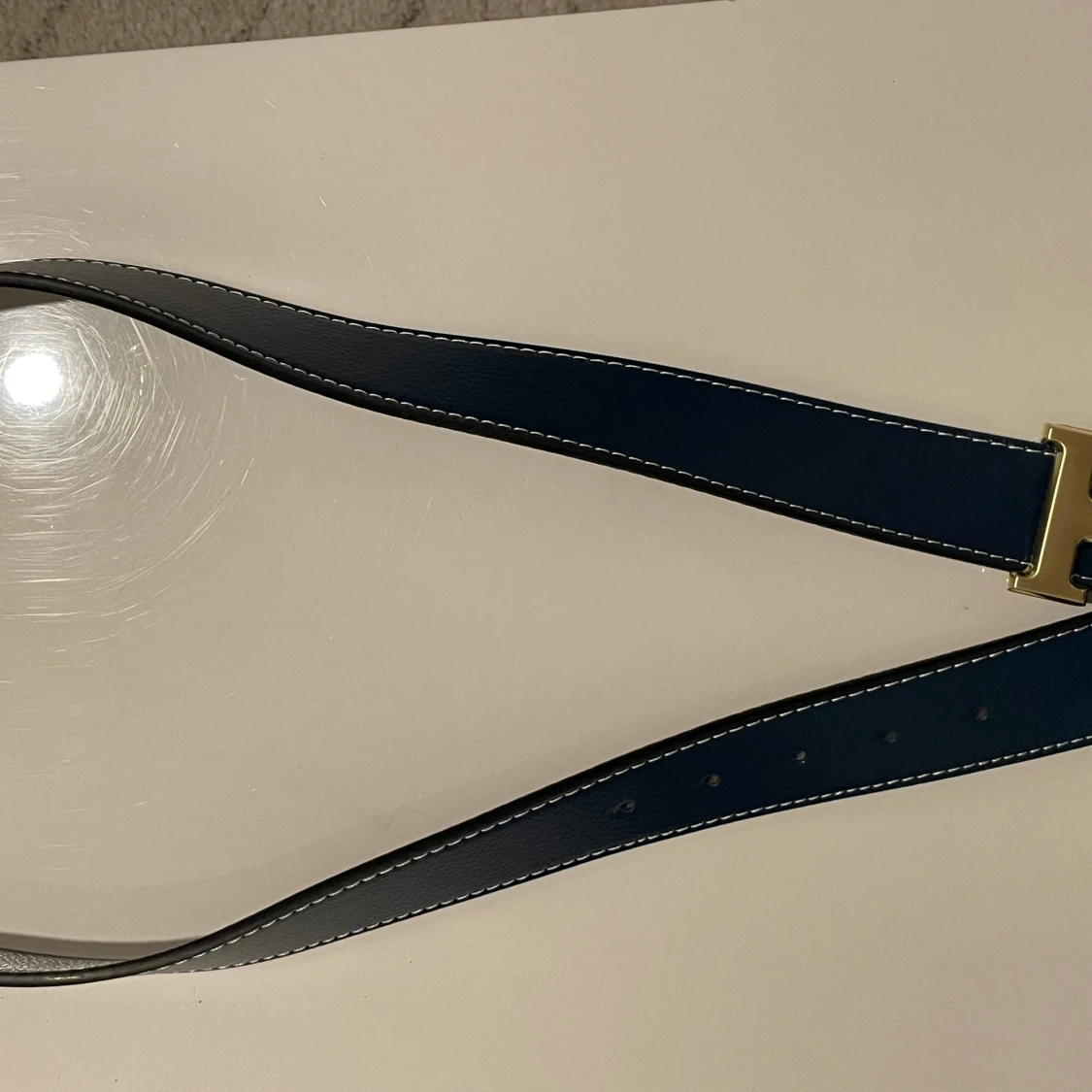 Bälte med H logo guld. Svart och blå - 1