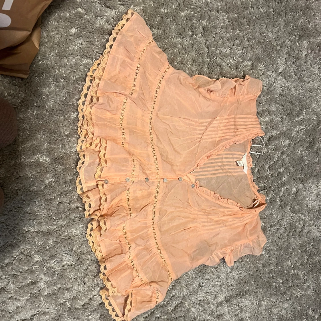 Persikofärgad blus med volangdetaljer - 1