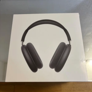 AirPods Max (USB-C) - Rimliga Prisförslag - Hej!  Jag säljer ett par helt nya hörlurar, oöppnade. Serienummer: K61YF9KD27, se även bild 2-3 för serienummer och Apple garanti. Fick dem i present men har redan ett par, så dessa behöver jag inte. Nypris ca 6000 kr – Tar emot rimliga prisförslag.  Möts på offentlig plats för trygg affär.  Hör av dig vid intresse