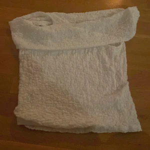 Vit quiltad kortkjol från Kappahl - Supersöt vit kortkjol från Kappahl med quiltad struktur som ger en cool och unik look. Kjolen är mjuk och har en lätt stretchig känsla, perfekt för dig som gillar att sticka ut med textur. Passar dig som vill ha en fräsch och modern stil.