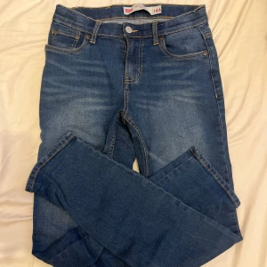 Levi jeans  - Schyssta Levi jeans i storlek 14a, tyvär är dessa för små för mig så kan ej skicka bild när jag har på mig dom 🙃. Det är bara att medela vid funderingar 