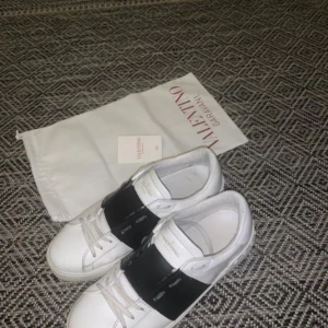 Valentino opens  - Säljer ett par äkta valentino opens kvitto finns  Nypris 7000kr Otroligt bra skick  Strlk 42,5 passar även 43 Kommer med OG dustbag 