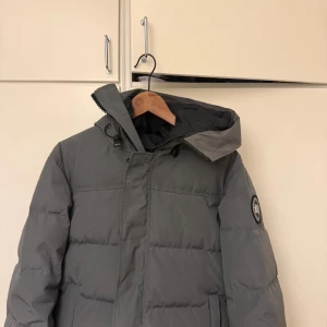 Grå pufferjacka från Canada Goose - Grå pufferjacka från Canada Goose Macmillan i storlek S.