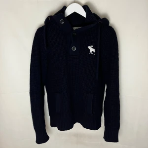 Abercrombie Hoodie - Riktigt soft stickad Hoodie, storlek L men sitter mer som en M. Modellen är 185.