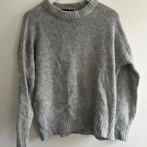 Grå stickad tröja Från Lager 157 - Inga defekter, som ny! Fler frågor? Kontakta mig! 🤍🌸