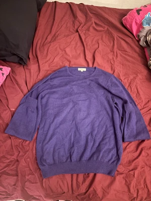Lila Tröja - Lila tjocktröja från Dack’s i storlek XL. Men så skulle jag säga att den är en lite mindre storlek XL. Med ”normal” storlek så är den nog M. Skriv om ni har frågor☺️