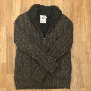 Stickad cardigan - Riktigt snygg stickad cardigan som är perfekt inför det kallare dagarna. Storlek S, inga defekter förekommer. För mer frågor eller funderingar är det bara att höra av sig!