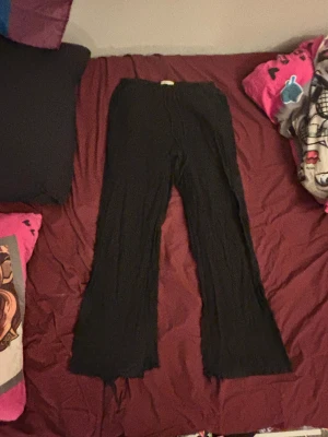Linnebyxor - Svarta linnebyxor i storlek XS från Gina Tricot. Dom är lite slitna längst ner, men det syns knappast när de väl är på. Skriv om ni har frågor☺️
