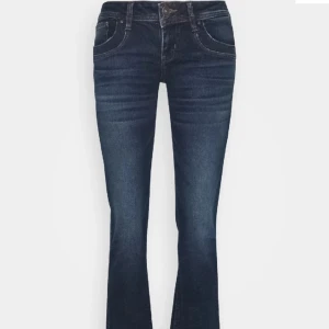 LTB Valerie jeans boutcut - Säljer dessa superfina lågmidjade jeans från LTB i storlek W27 L32, de är i bra skick och säljer då de är lite för långa och stora i midjan.💗 (inte mina bilder)🫰🏻