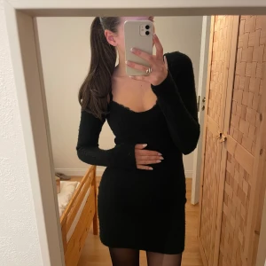 Stickad klänning - Säljer min fina stickade klänning från HM💫 Storlek XS och passar mig jättebra som är 167!