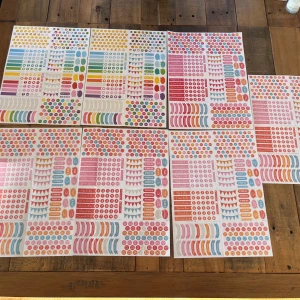 Planner Stickers  - Färgglada stickers för att pimpa din kalender! Perfekt för att organisera plugg, jobb och fritid med peppiga citat, ikoner och flaggor. Gör planeringen roligare och mer personlig – ett måste för dig som älskar att hålla koll på livet med stil.