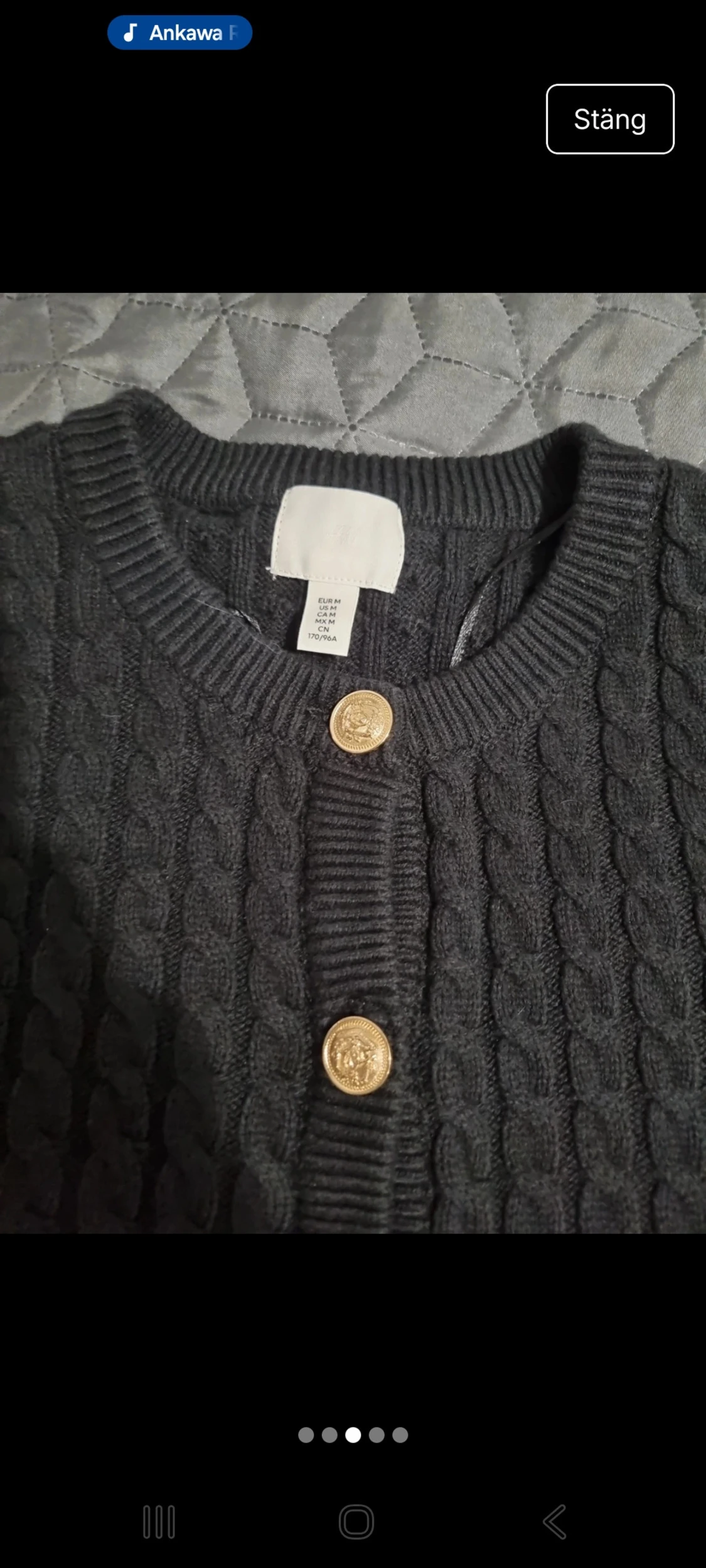 Svart stickad kofta från H&M med guldknappar - 2