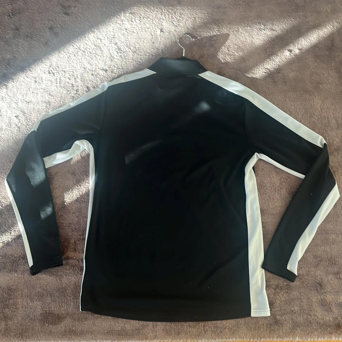 Nike svart/vit träningströja med halvzip - 1