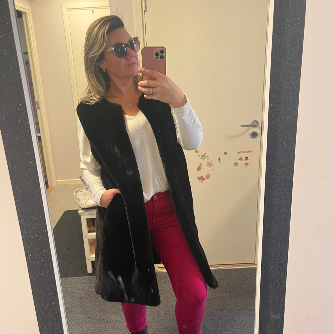 Svart lång pälsväst med fickor - 4