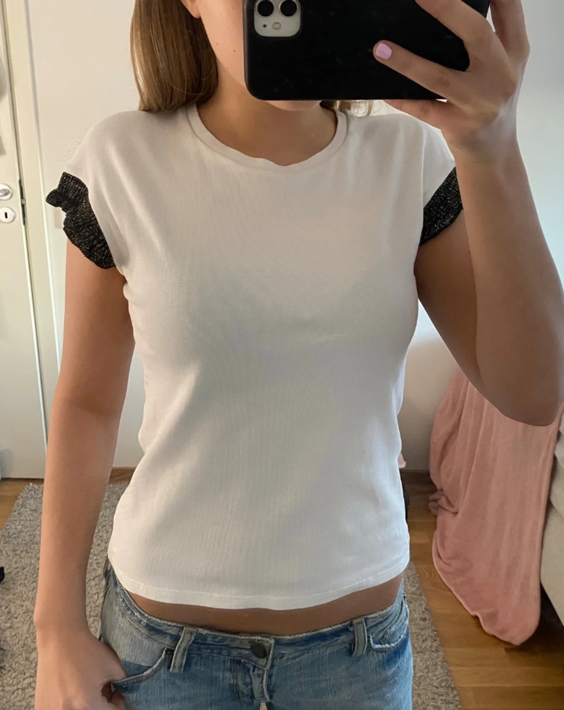 Vit topp med glittriga svarta volangärmar - 1