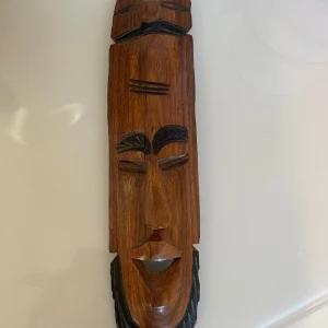 Trä mask  - Dekorativ trämask för väggmontering. Denna unika mask är tillverkad av trä . Kommer inte ihåg från liken land 