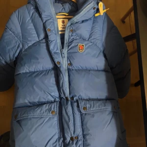 Blå Fjällräven Expedition dunjacka - Säljer en blå Fjällräven Expedition Down Jacket. Nypris 10 000kr. Den har inga defekter och är i nyskick 🩷
