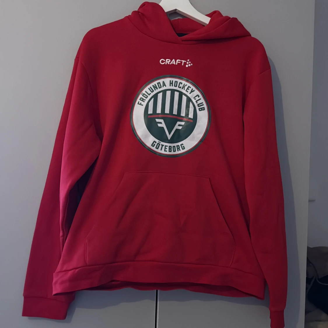 Röd Frölunda HC hoodie från Craft