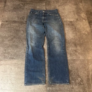 Flared Vintage Hugo Boss Jeans  - Tvär sköna flared hugo boss i strlk 30👏 Litet hål i skrevet👏