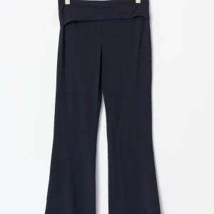 Yoga pants  - Mörkgrå/lila yogabyxor med bootcut och låg midja. Byxorna har en bred, vikt linning och är tillverkade i ett mjukt och stretchigt material som ger en skön passform. Perfekta för en avslappnad och trendig look.